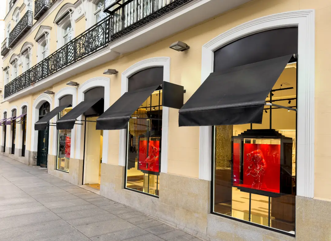 Façade vitrine de magasin en aluminium sur mesure à Bram